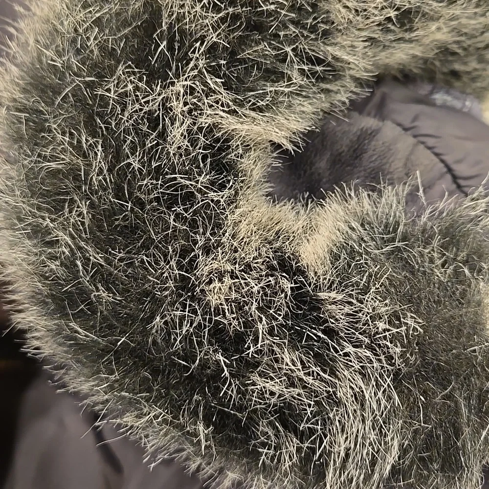 BETSEY JOHNSON DOWN BLEND PUFFER COAT WITH FAUX FUR HOOD AND BELTED WAIST. SZ MD